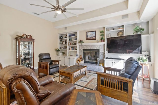 2637 E Laura Court, Visalia, CA 93292