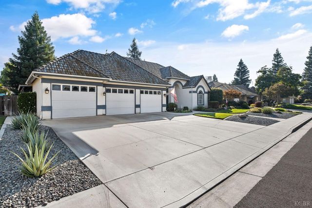 2637 E Laura Court, Visalia, CA 93292