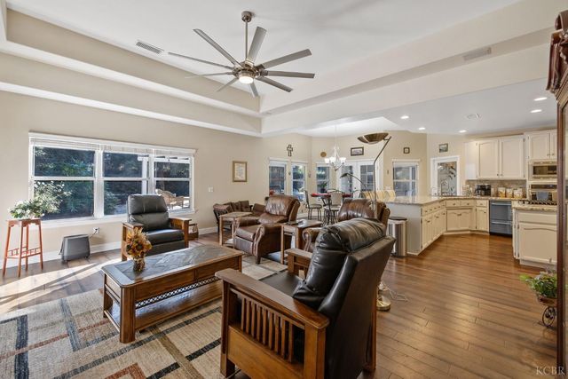 2637 E Laura Court, Visalia, CA 93292