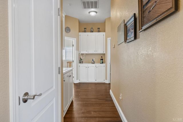 2637 E Laura Court, Visalia, CA 93292