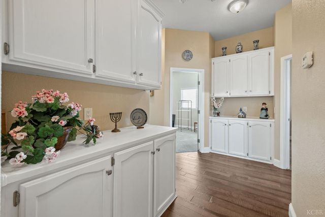 2637 E Laura Court, Visalia, CA 93292