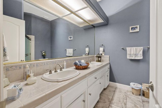 2637 E Laura Court, Visalia, CA 93292