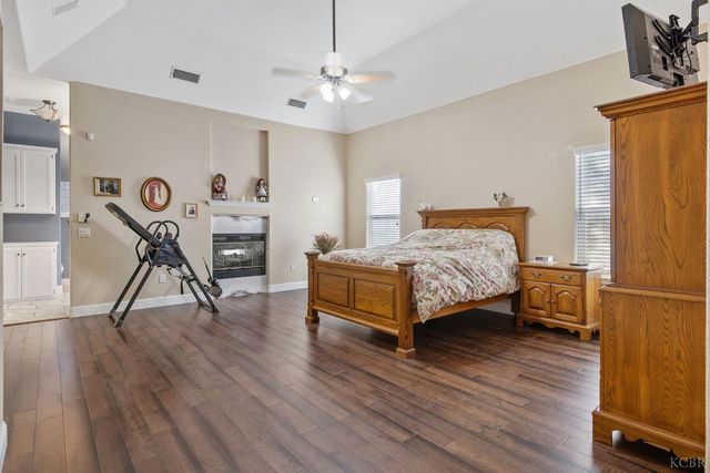 2637 E Laura Court, Visalia, CA 93292