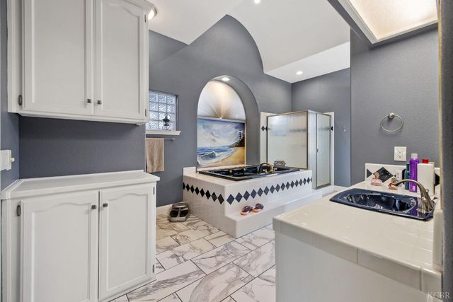 2637 E Laura Court, Visalia, CA 93292