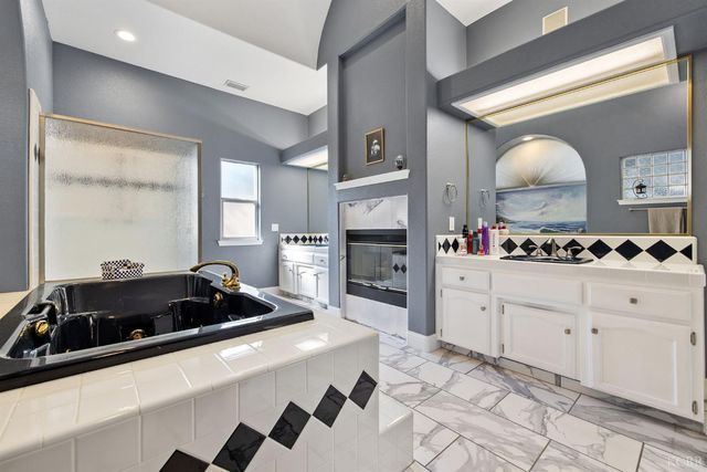 2637 E Laura Court, Visalia, CA 93292