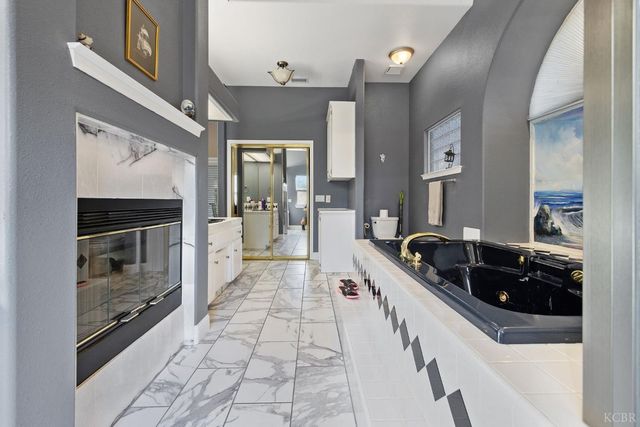 2637 E Laura Court, Visalia, CA 93292