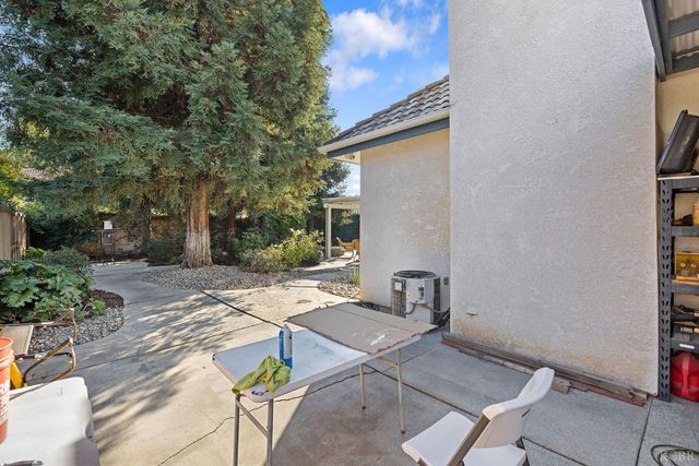 2637 E Laura Court, Visalia, CA 93292