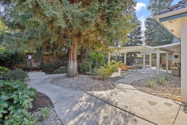 2637 E Laura Court, Visalia, CA 93292