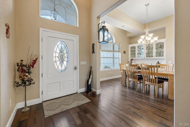 2637 E Laura Court, Visalia, CA 93292