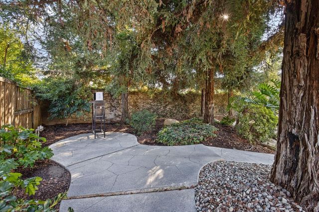 2637 E Laura Court, Visalia, CA 93292