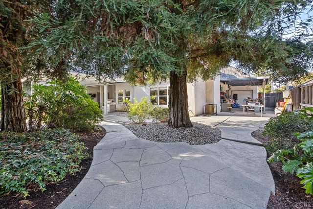 2637 E Laura Court, Visalia, CA 93292