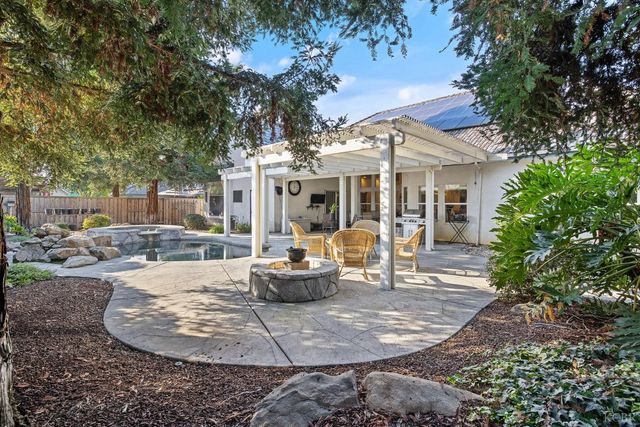 2637 E Laura Court, Visalia, CA 93292