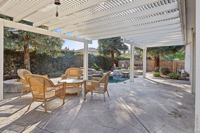 2637 E Laura Court, Visalia, CA 93292