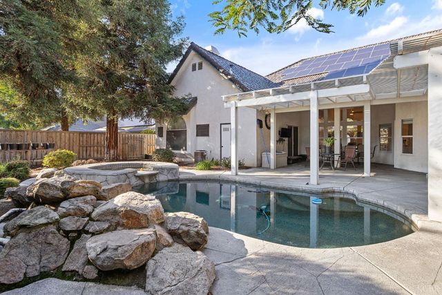 2637 E Laura Court, Visalia, CA 93292