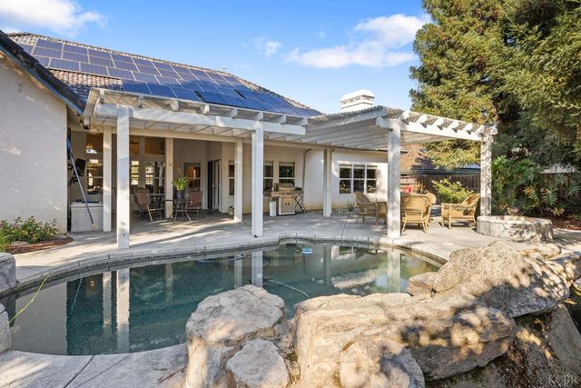 2637 E Laura Court, Visalia, CA 93292