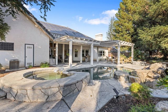 2637 E Laura Court, Visalia, CA 93292