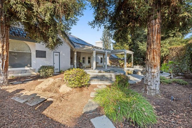 2637 E Laura Court, Visalia, CA 93292