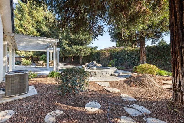 2637 E Laura Court, Visalia, CA 93292