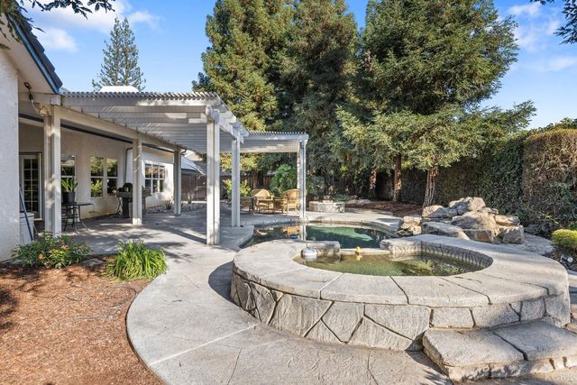 2637 E Laura Court, Visalia, CA 93292