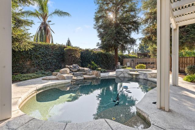 2637 E Laura Court, Visalia, CA 93292