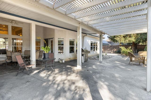 2637 E Laura Court, Visalia, CA 93292