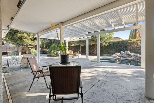 2637 E Laura Court, Visalia, CA 93292