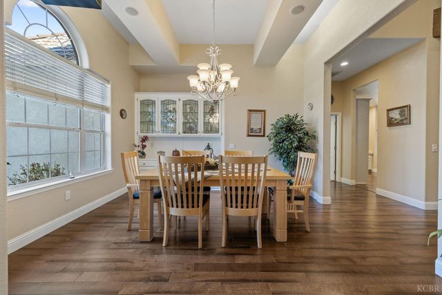 2637 E Laura Court, Visalia, CA 93292