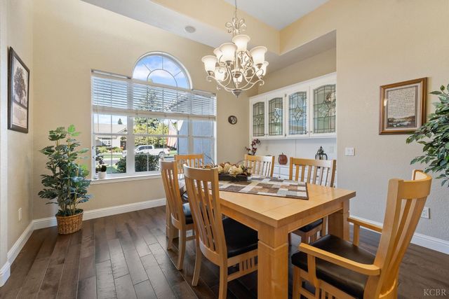 2637 E Laura Court, Visalia, CA 93292