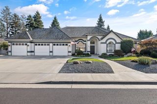 2637 E Laura Court, Visalia, CA 93292