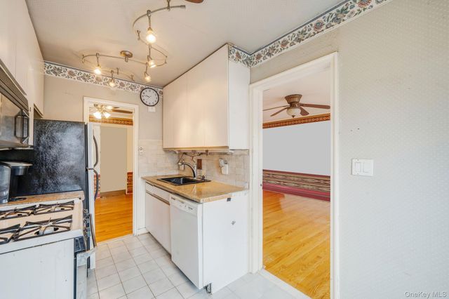 51 Lincoln Avenue D22, Rockville Centre, NY 11570