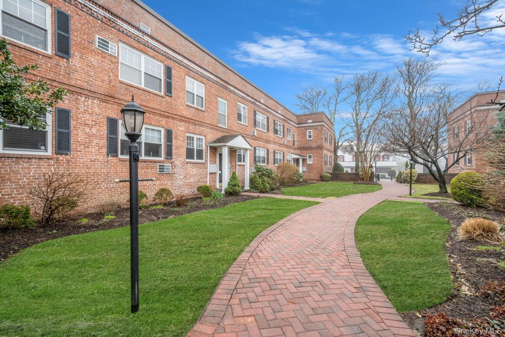 51 Lincoln Avenue D22, Rockville Centre, NY 11570