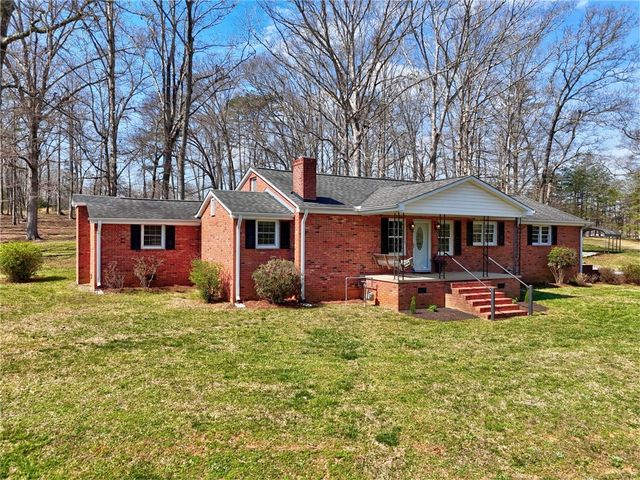 609 Robinson Bridge Road, Central, SC 29630