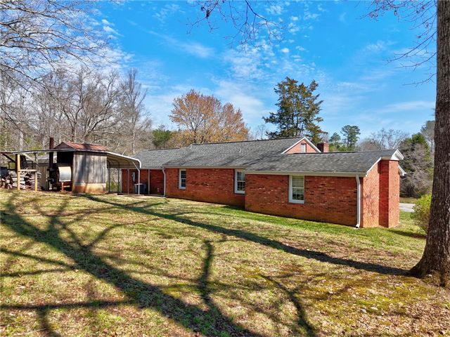 609 Robinson Bridge Road, Central, SC 29630