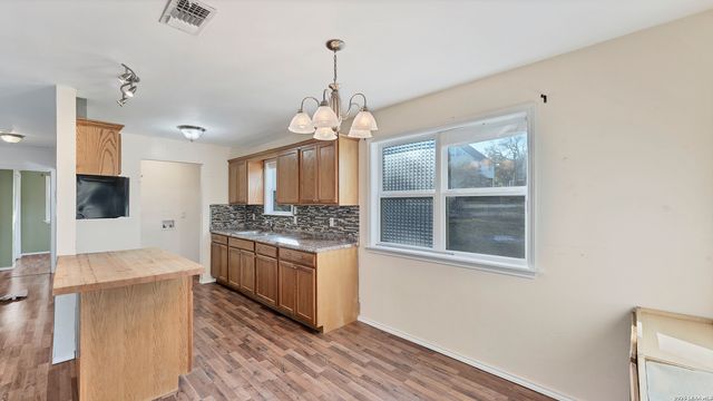 895 Lakebreeze Drive, Canyon Lake, TX 78133