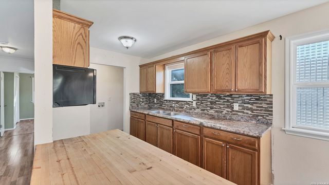895 Lakebreeze Drive, Canyon Lake, TX 78133