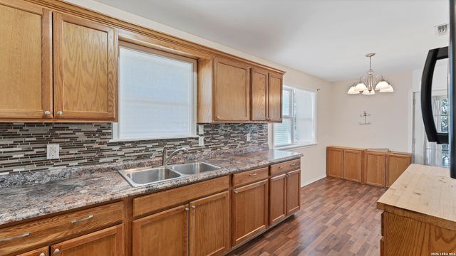 895 Lakebreeze Drive, Canyon Lake, TX 78133