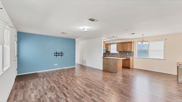 895 Lakebreeze Drive, Canyon Lake, TX 78133