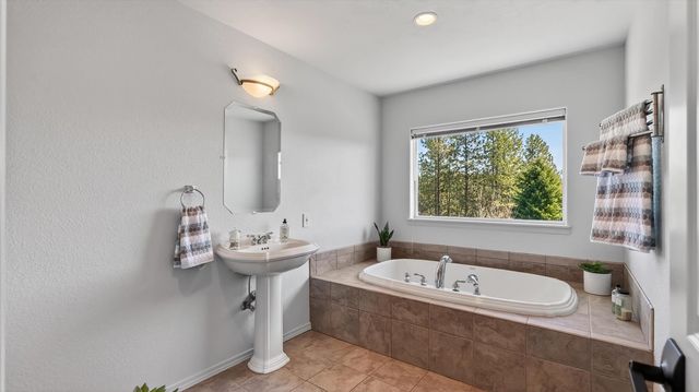 13001 S Fairway Ridge Ln, Spokane, WA 99224