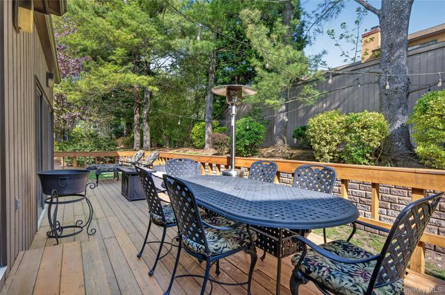 5 Pony Circle 5, Roslyn Heights, NY 11577