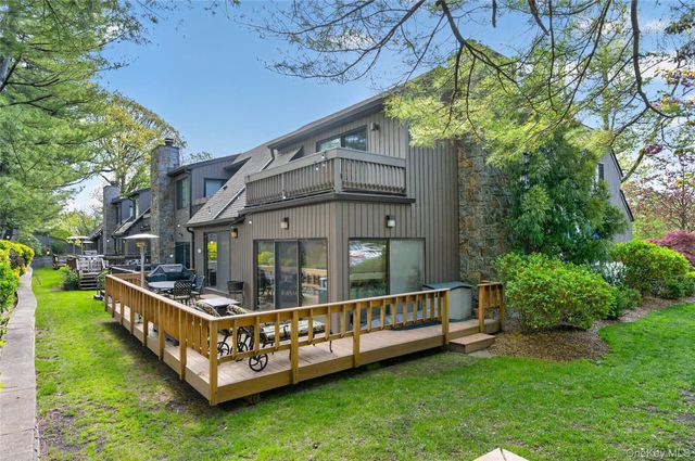5 Pony Circle 5, Roslyn Heights, NY 11577