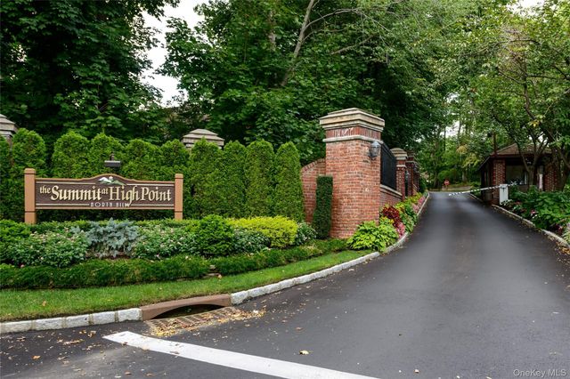 5 Pony Circle 5, Roslyn Heights, NY 11577