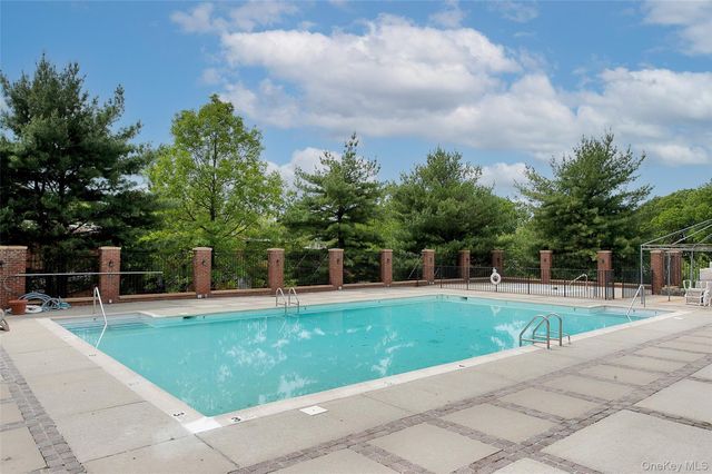 5 Pony Circle 5, Roslyn Heights, NY 11577