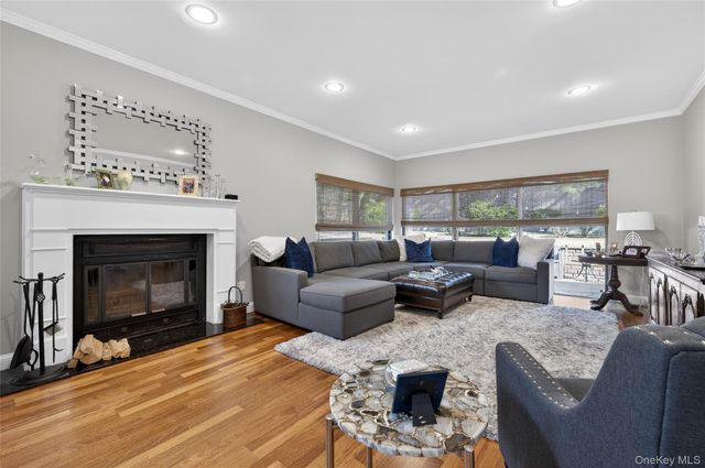 5 Pony Circle 5, Roslyn Heights, NY 11577