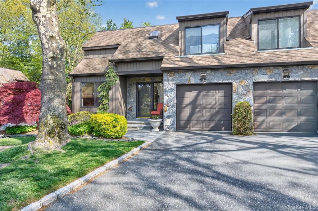 5 Pony Circle 5, Roslyn Heights, NY 11577