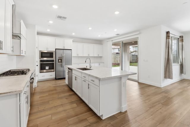 7649 Ocean Park Dr, Antelope, CA 95843