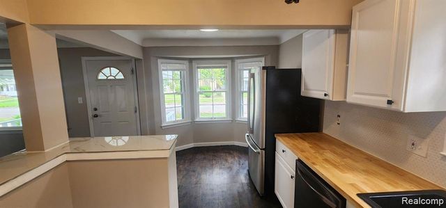 18580 Kingsville Street, Harper Woods, MI 48225