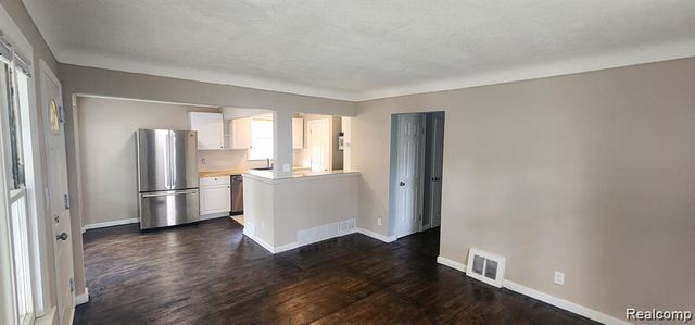 18580 Kingsville Street, Harper Woods, MI 48225