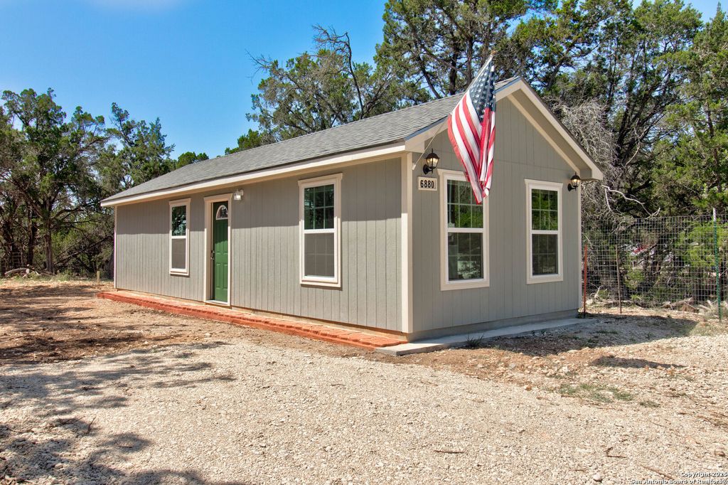 6880 Whartons Dock, Bandera, TX 78003