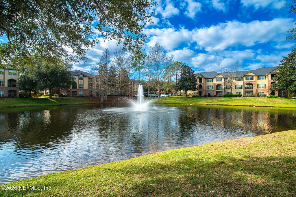 7800 POINT MEADOWS Drive 238, Jacksonville, FL 32256