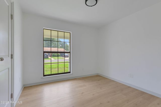 209 Village Lane, Lafayette, LA 70506